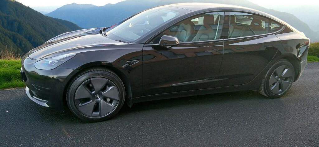 TESLA MODEL 3
