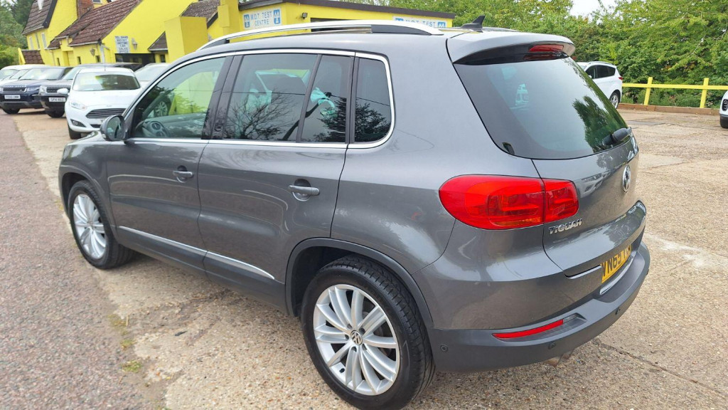 VOLKSWAGEN TIGUAN