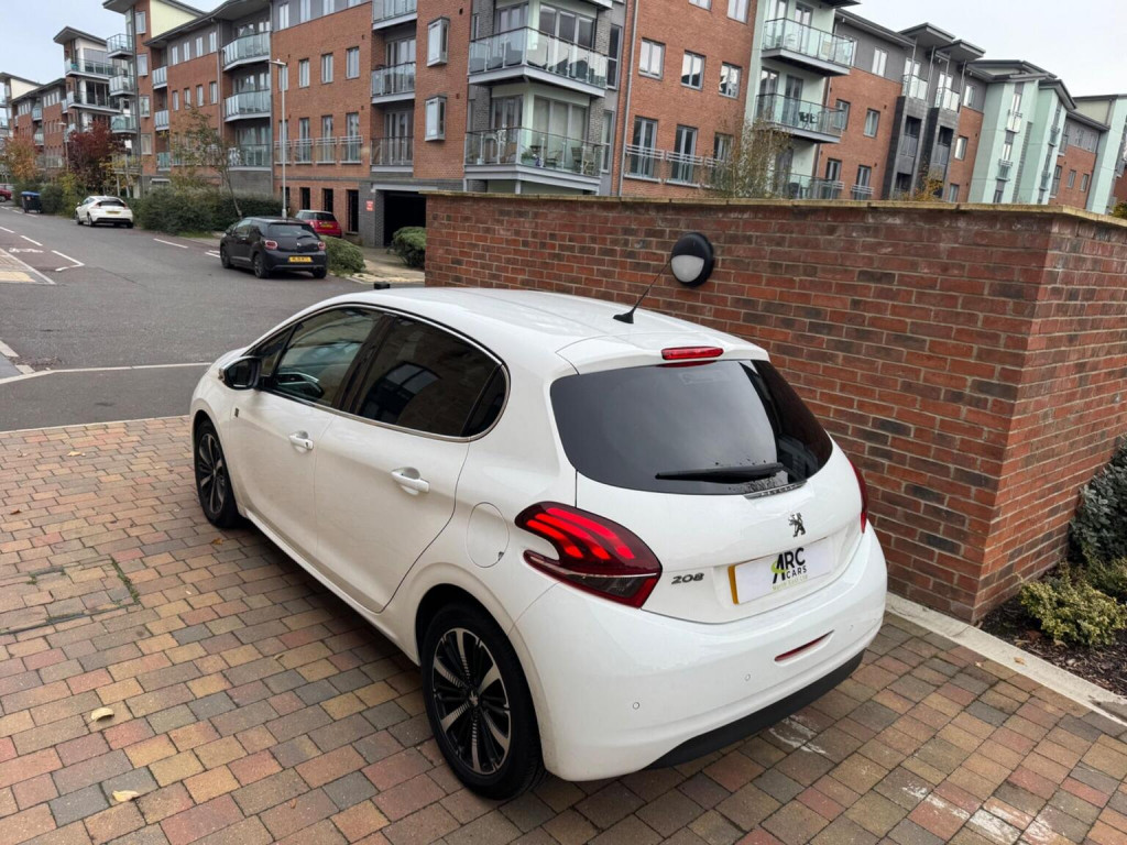 PEUGEOT 208