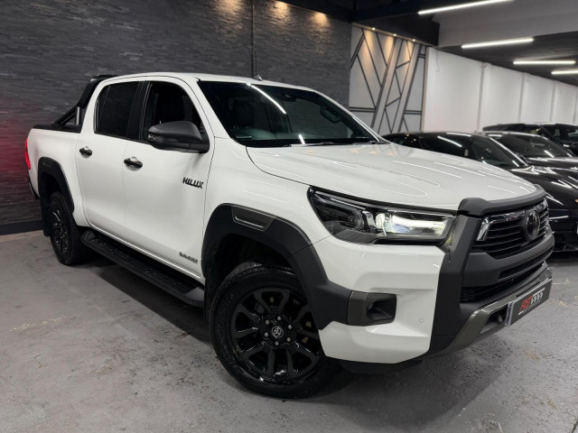 TOYOTA HILUX 2.8 D-4D Invincible X Auto 4WD Euro 6 (s/s) 4dr