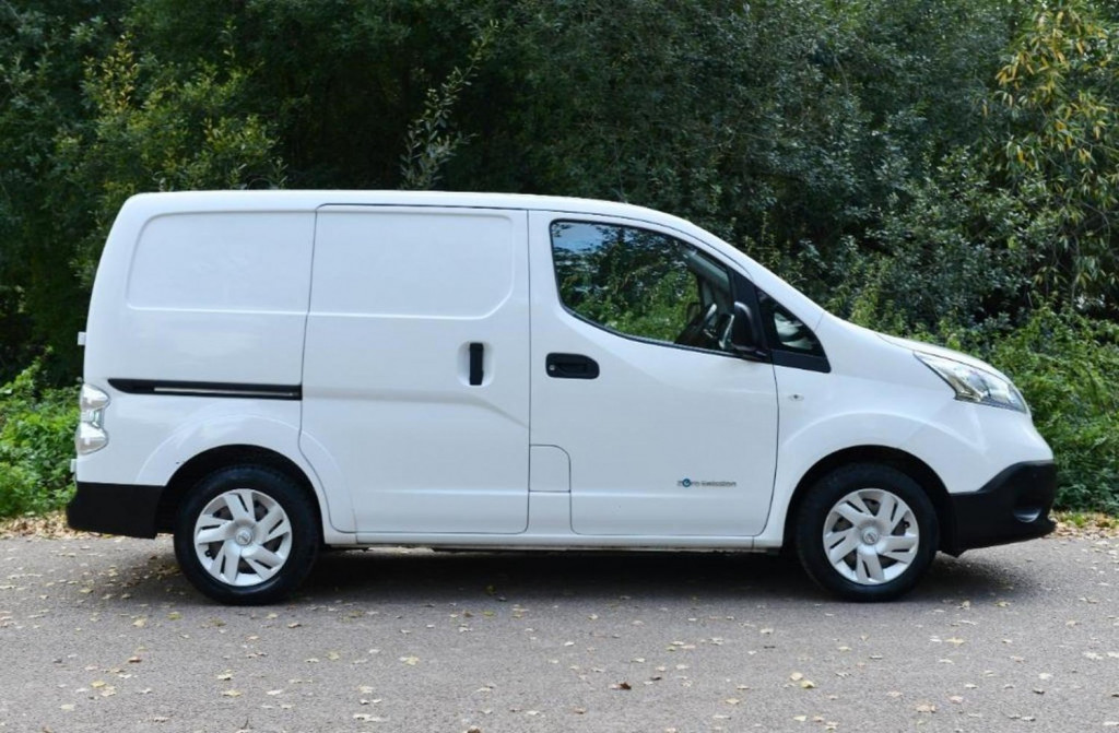 NISSAN E-NV200