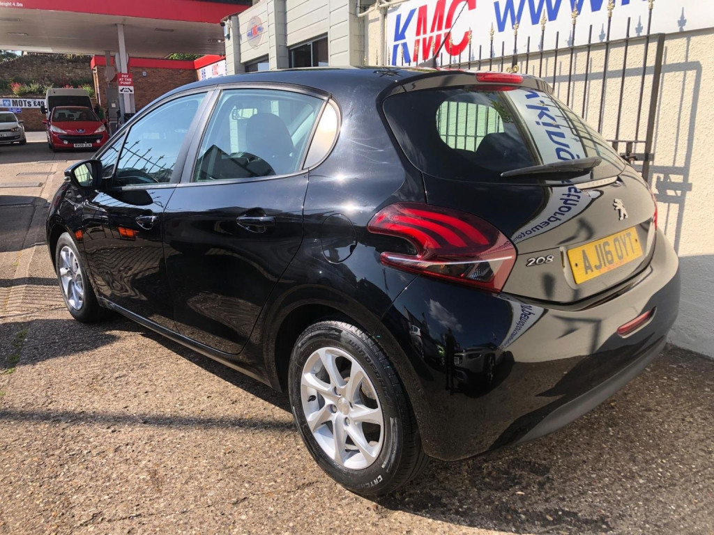 PEUGEOT 208