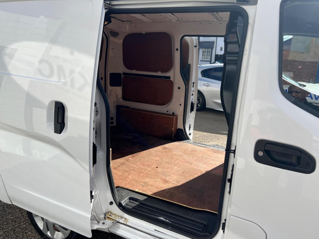 NISSAN E-NV200