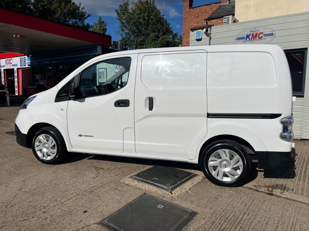 NISSAN E-NV200