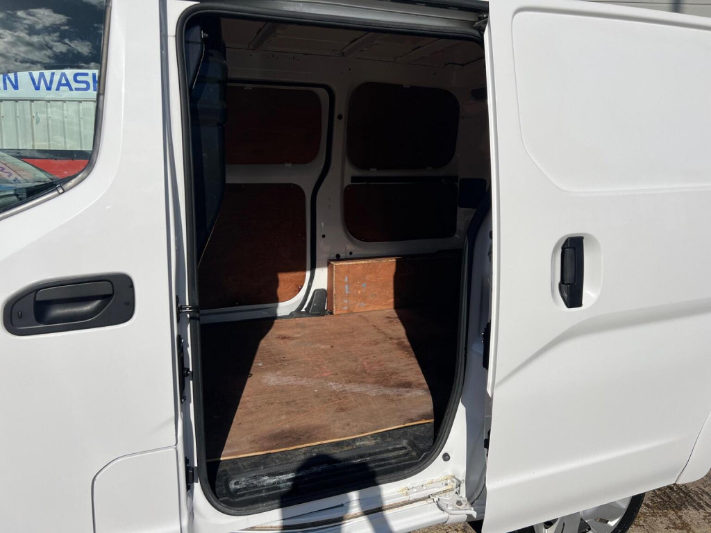 NISSAN E-NV200