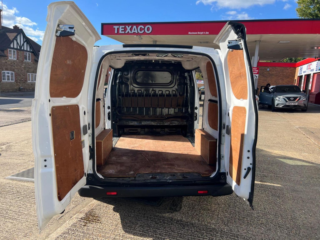 NISSAN E-NV200