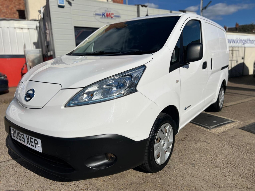 NISSAN E-NV200