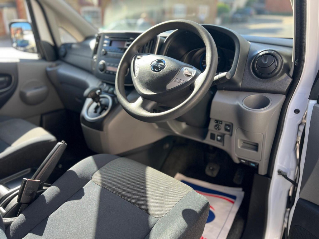 NISSAN E-NV200