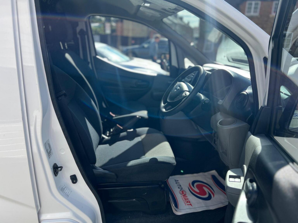NISSAN E-NV200