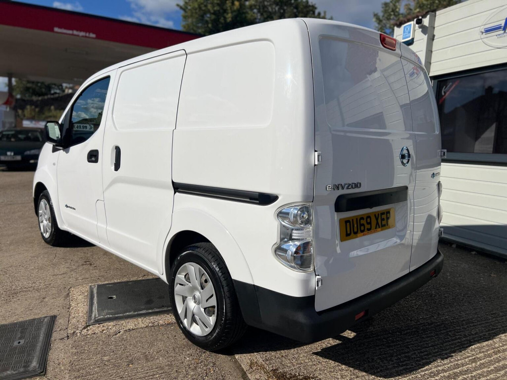NISSAN E-NV200