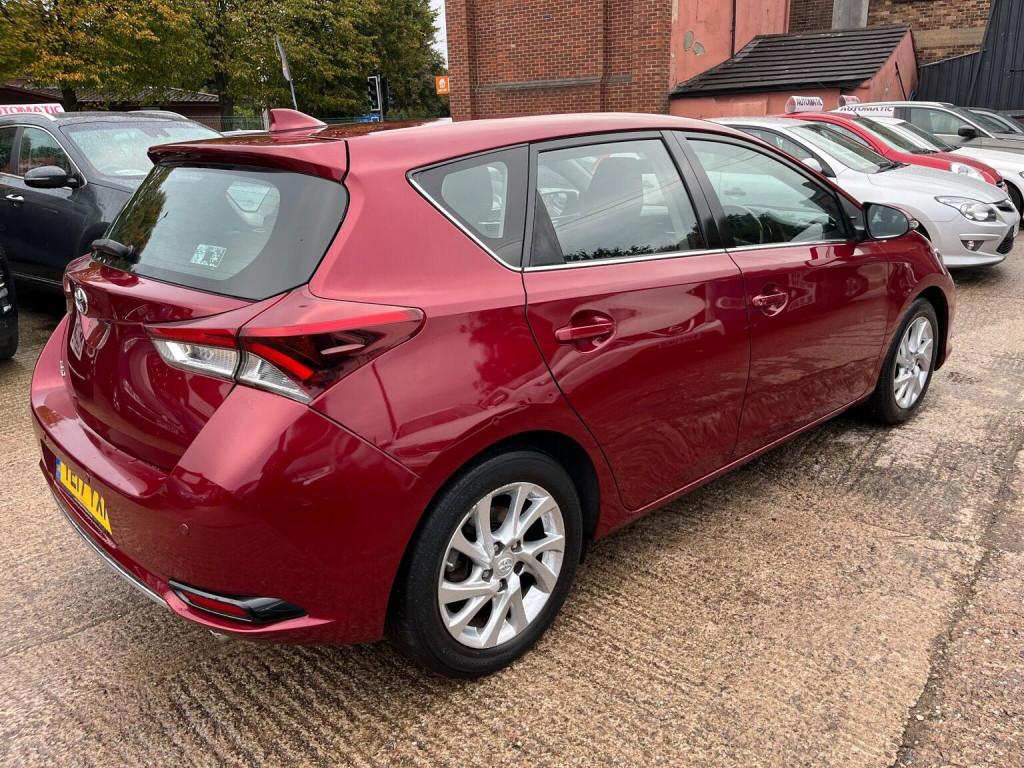 TOYOTA AURIS