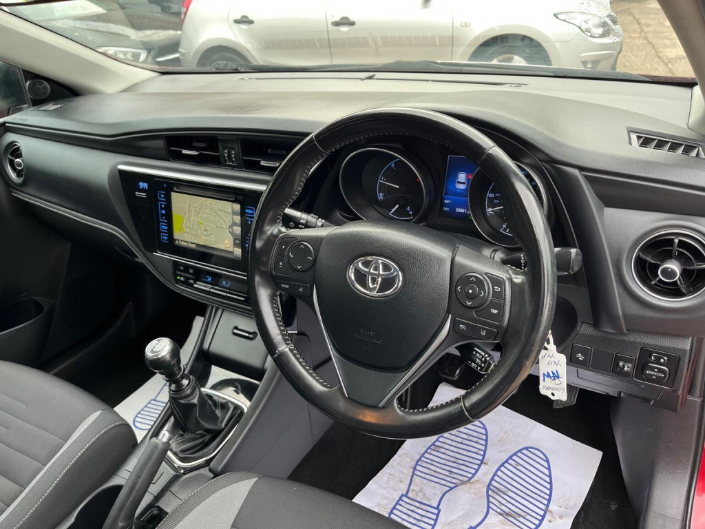 TOYOTA AURIS