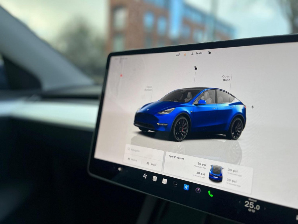 TESLA MODEL Y