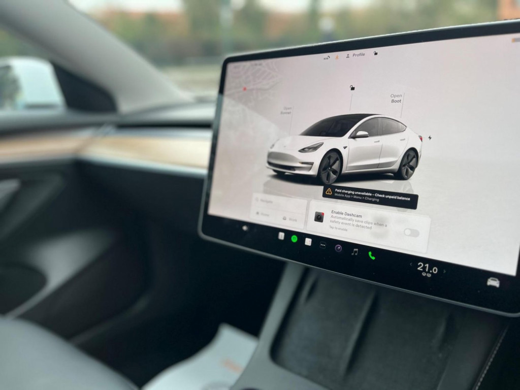 TESLA MODEL 3