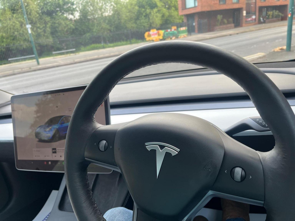 TESLA MODEL 3