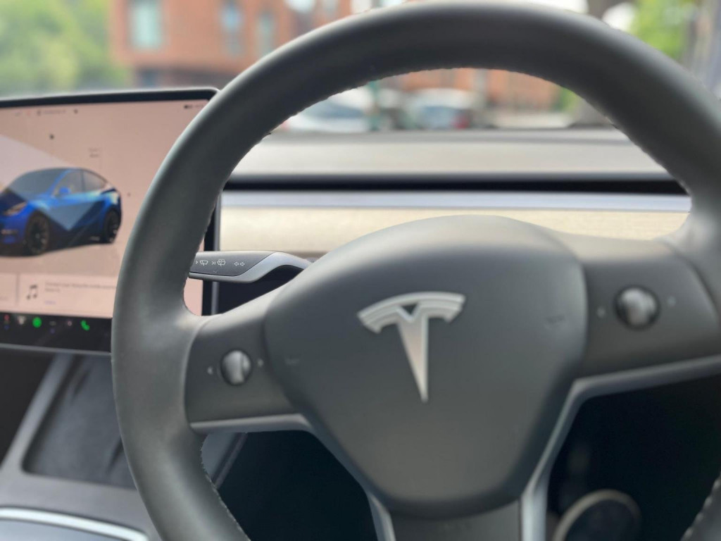 TESLA MODEL Y