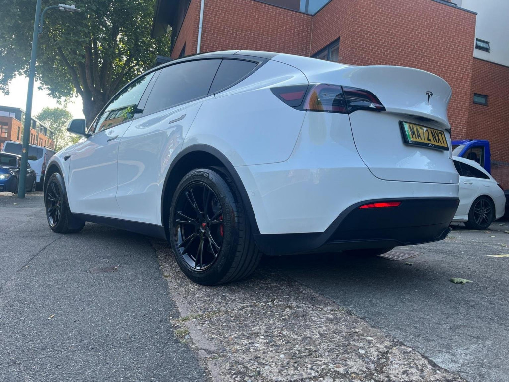 TESLA MODEL Y