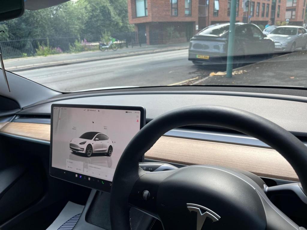 TESLA MODEL 3