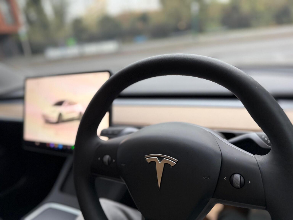 TESLA MODEL 3
