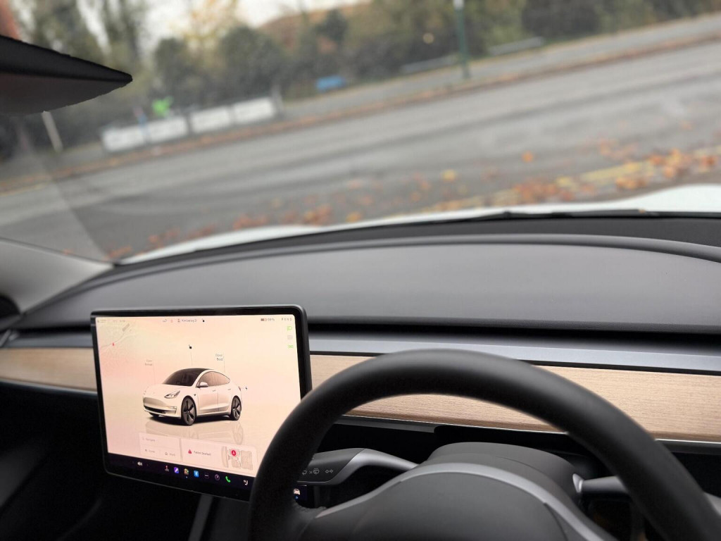 TESLA MODEL 3