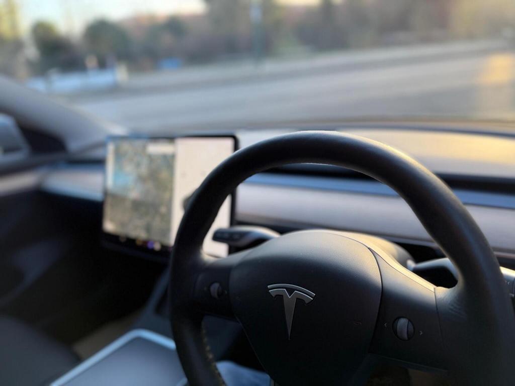 TESLA MODEL 3
