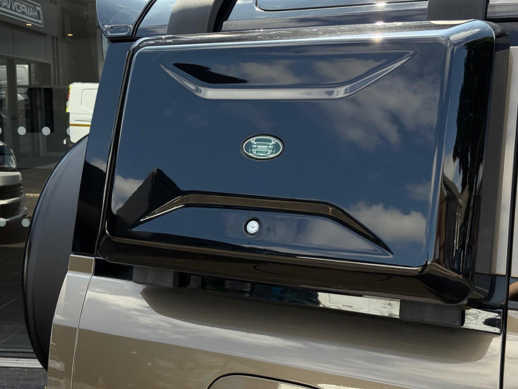 LAND ROVER DEFENDER 110