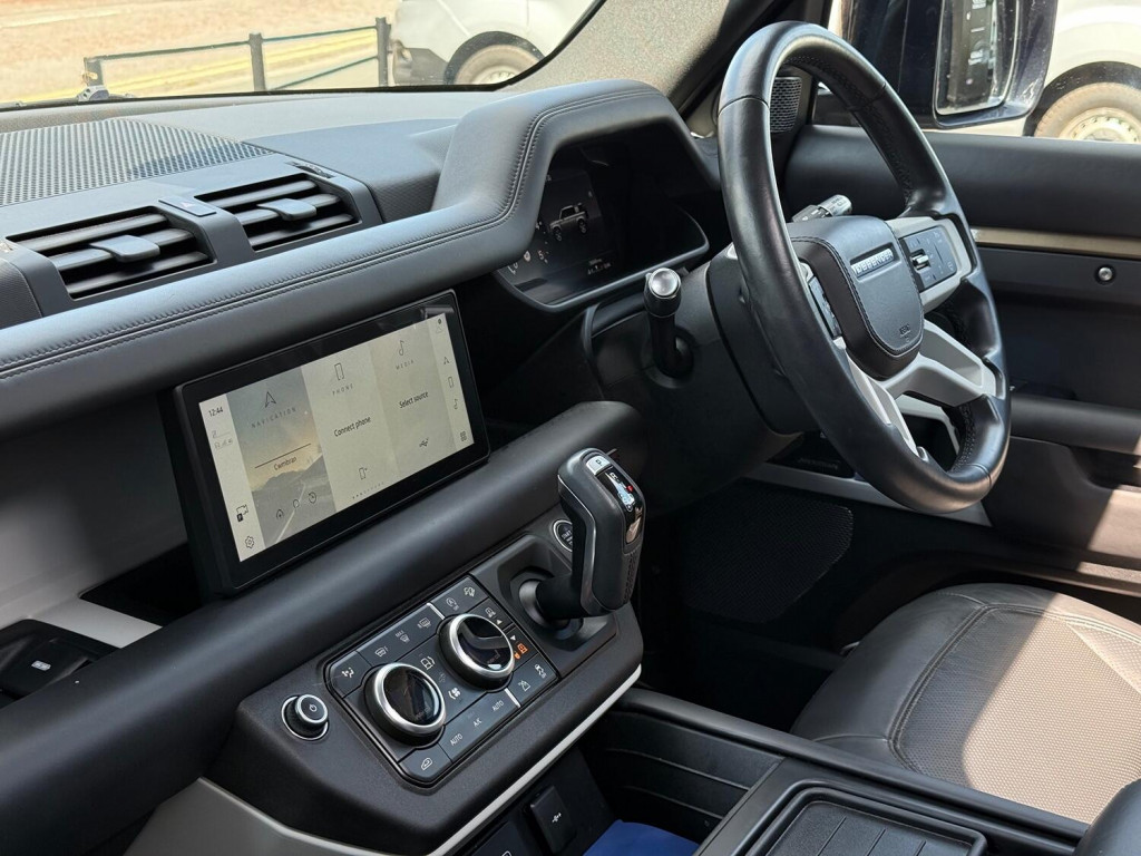 LAND ROVER DEFENDER 110