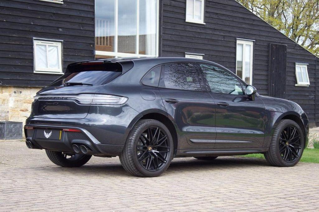 PORSCHE MACAN