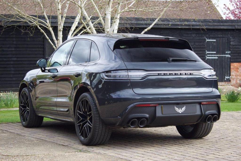 PORSCHE MACAN