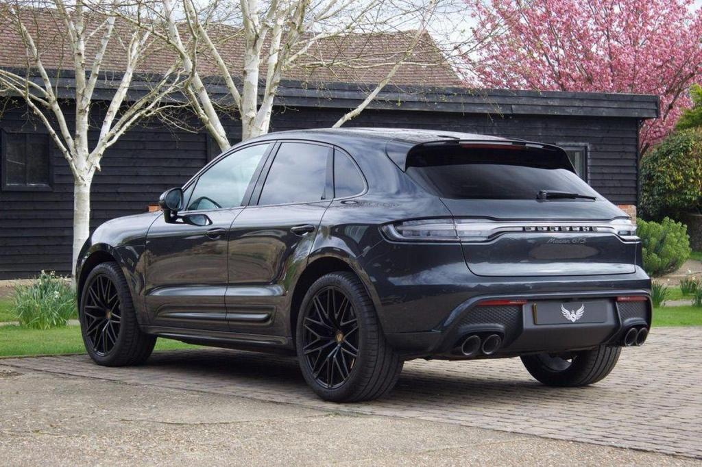 PORSCHE MACAN