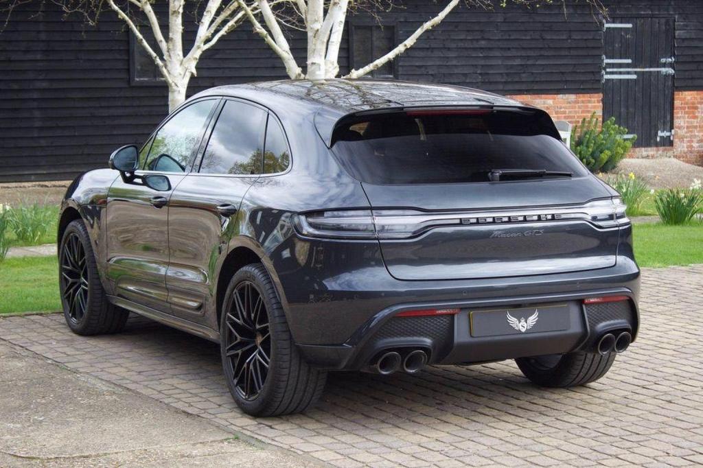 PORSCHE MACAN