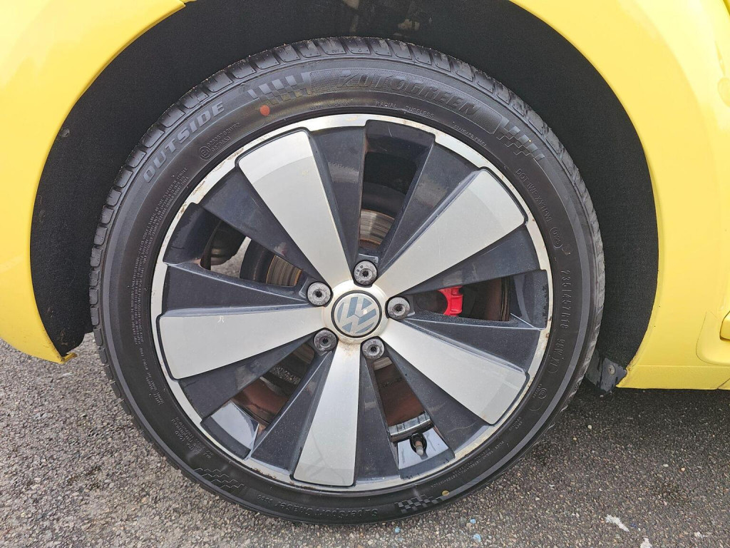 VOLKSWAGEN BEETLE