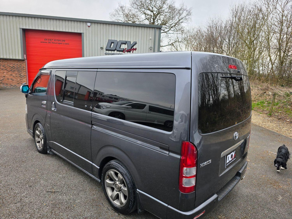TOYOTA HIACE
