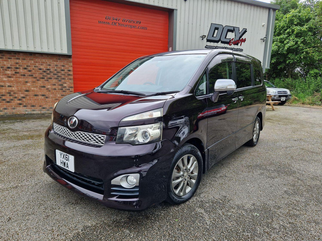 TOYOTA VOXY