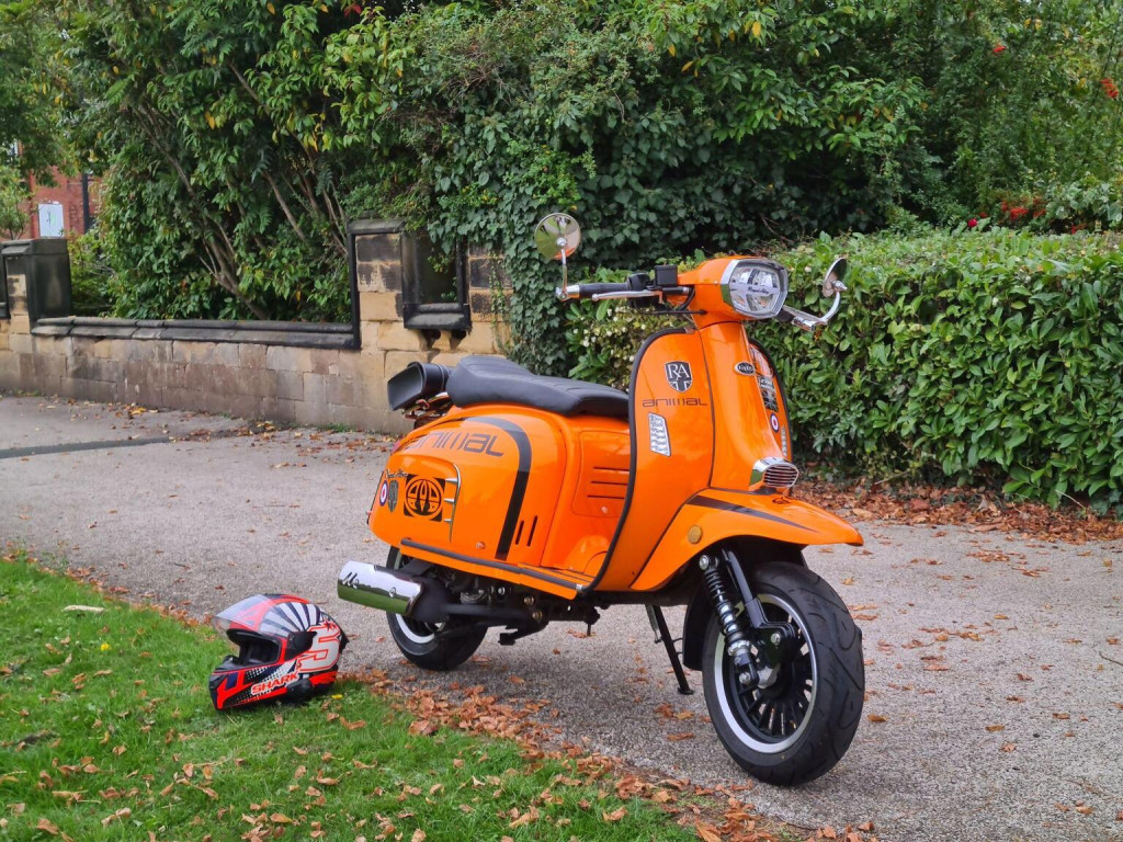View ROYAL ALLOY GT125 Modern-retro scooter