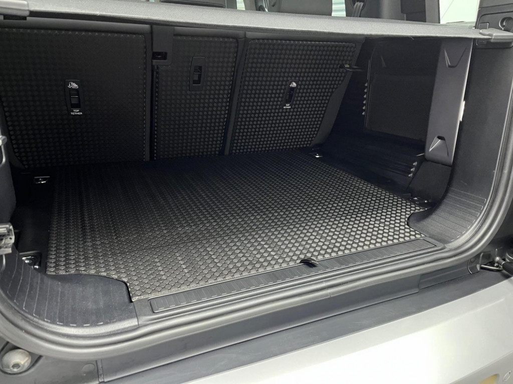 LAND ROVER DEFENDER 110