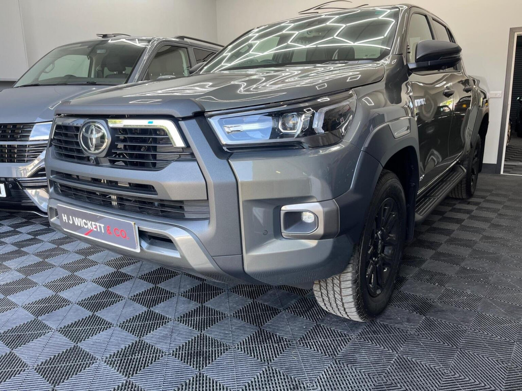 TOYOTA HILUX