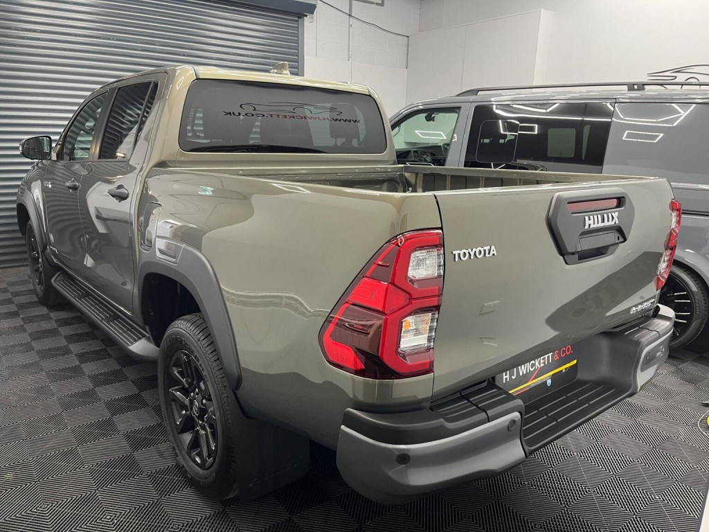 TOYOTA HILUX