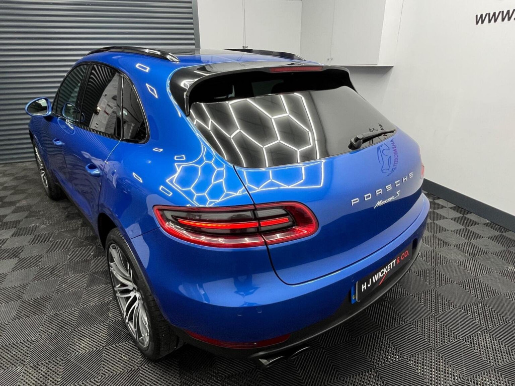 PORSCHE MACAN