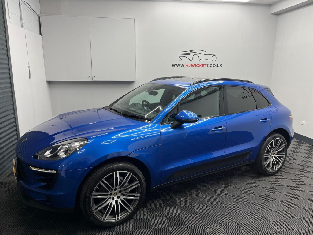PORSCHE MACAN