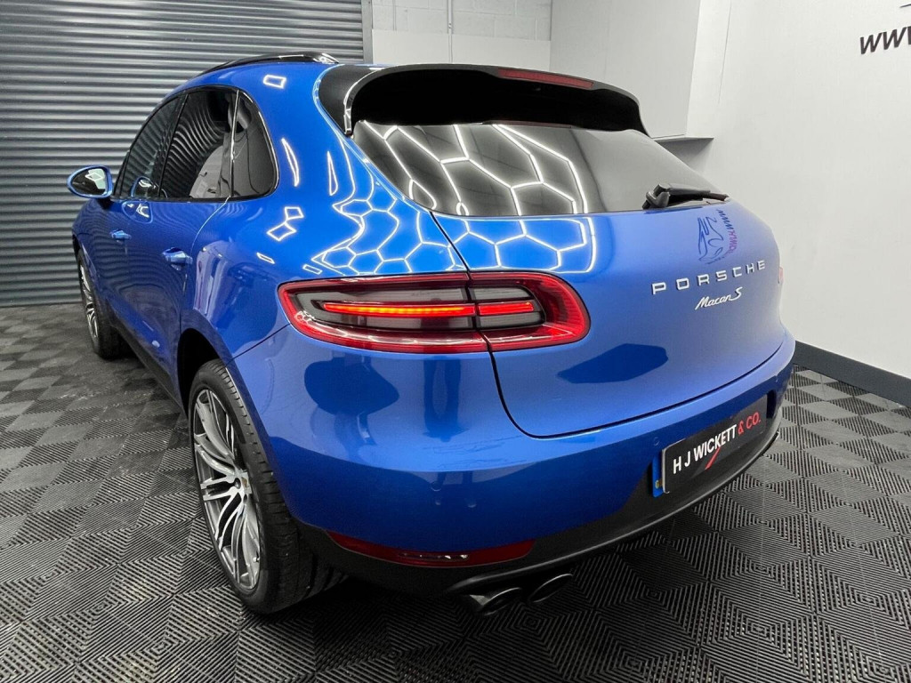 PORSCHE MACAN
