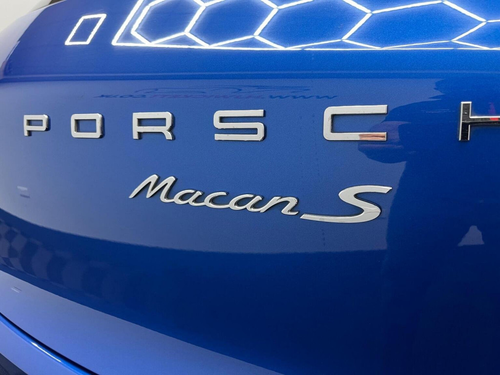 PORSCHE MACAN