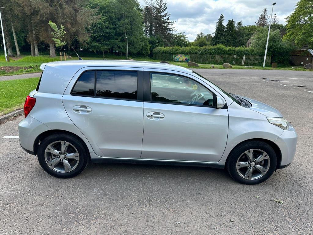 TOYOTA URBAN CRUISER