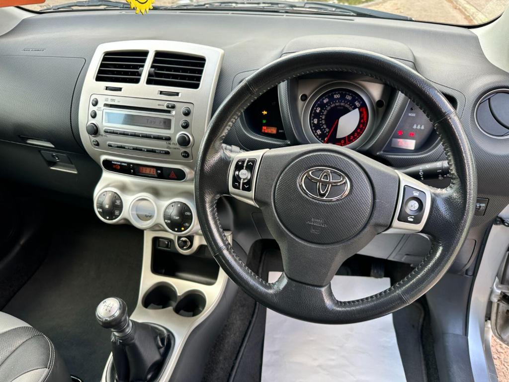 TOYOTA URBAN CRUISER