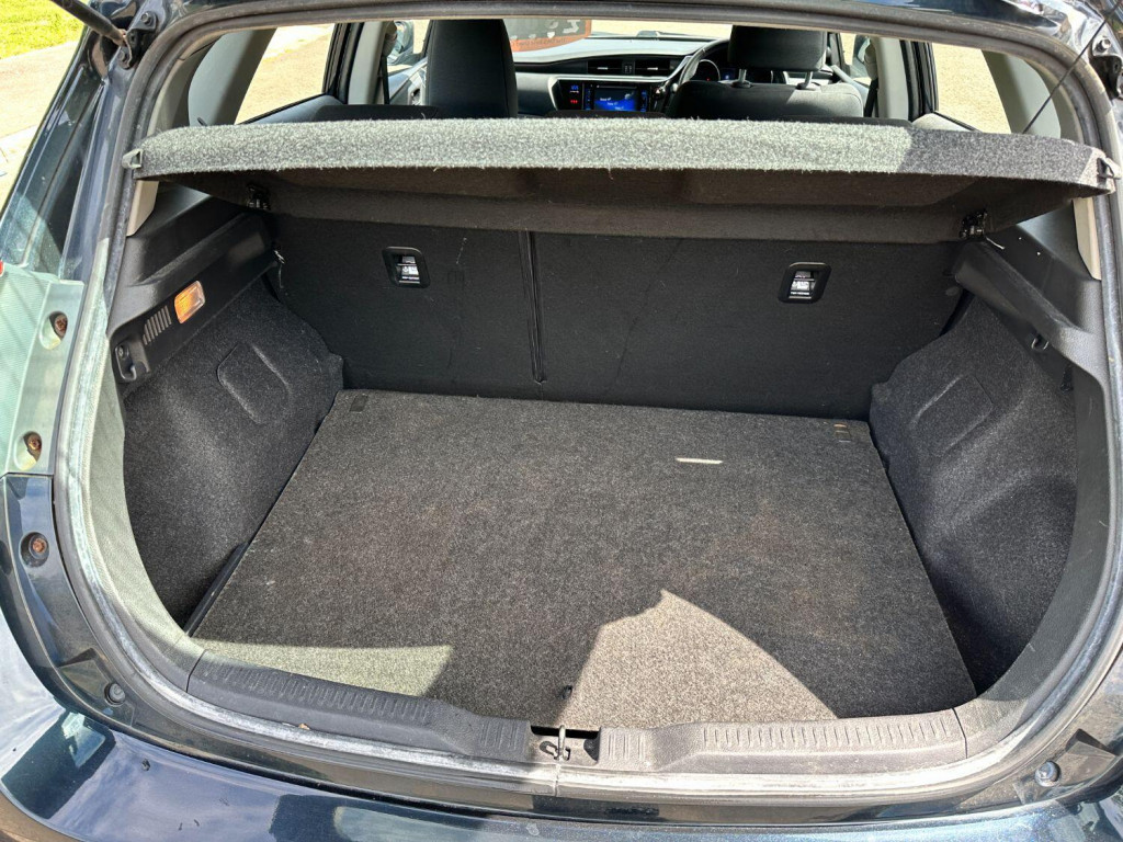 TOYOTA AURIS