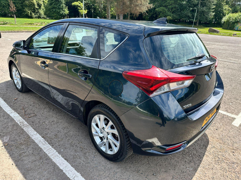 TOYOTA AURIS