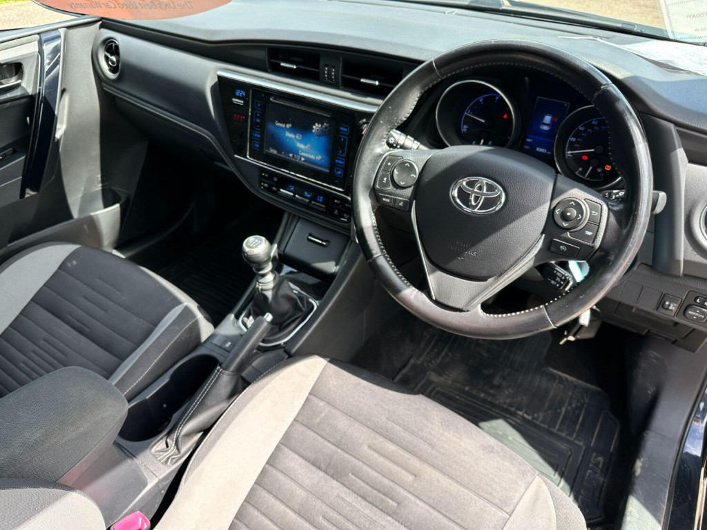 TOYOTA AURIS