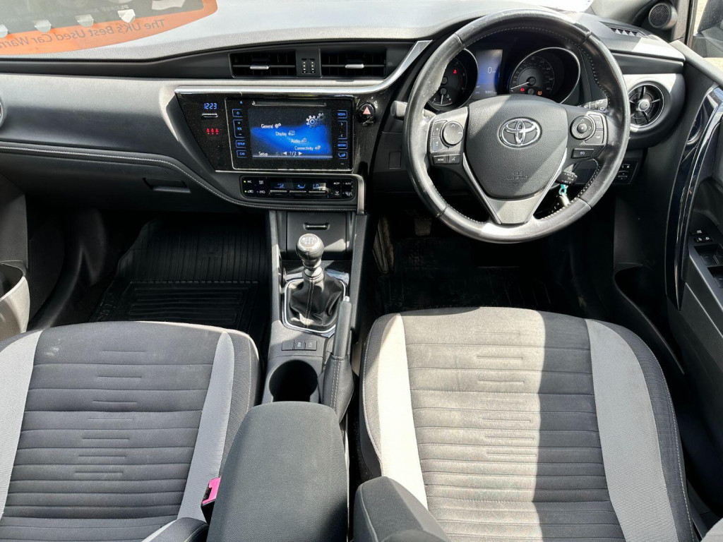 TOYOTA AURIS