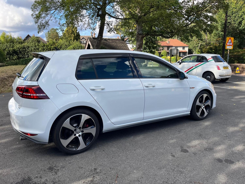 VOLKSWAGEN GOLF
