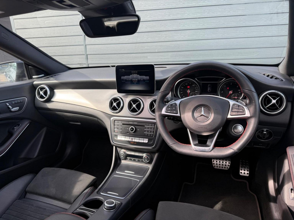 MERCEDES-BENZ CLA